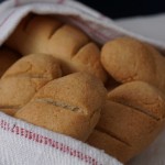 Brytbröd i en brödkorg med kökshandduk runt