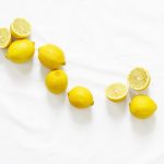 Citroner utspridda på ett bord, fyllda med C-vitamin