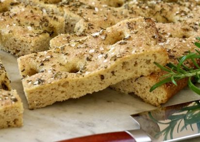 Focaccia en bit uppskuren