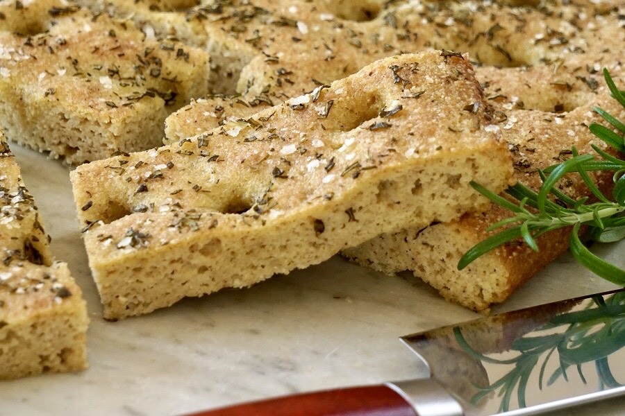 Focaccia en bit uppskuren