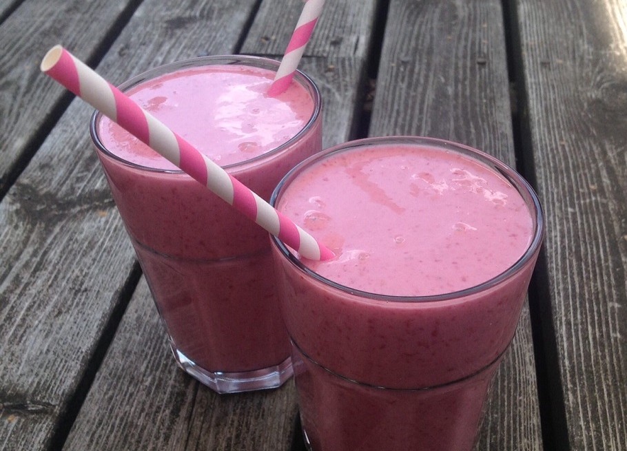 Två glas med hallonsmoothie