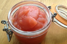 en glasburk fylld med rosa äppelmos