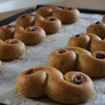 En plåt med nybakade lussekatter