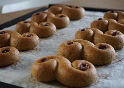 En plåt med nybakade lussekatter