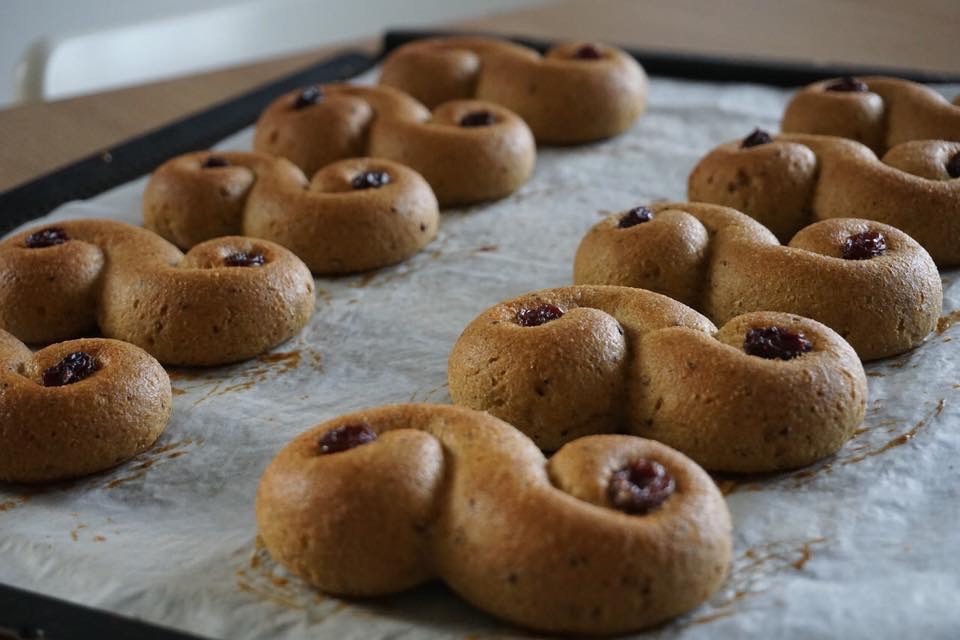 En plåt med nybakade lussekatter