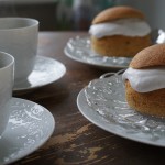 Två semlor enligt Paleo bredvid kaffekoppar