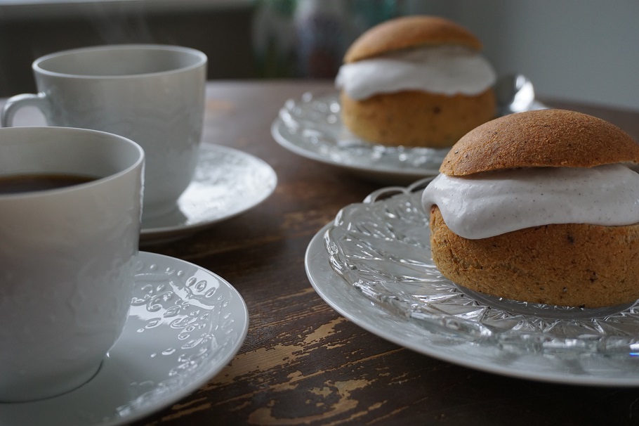 Två semlor enligt Paleo bredvid kaffekoppar