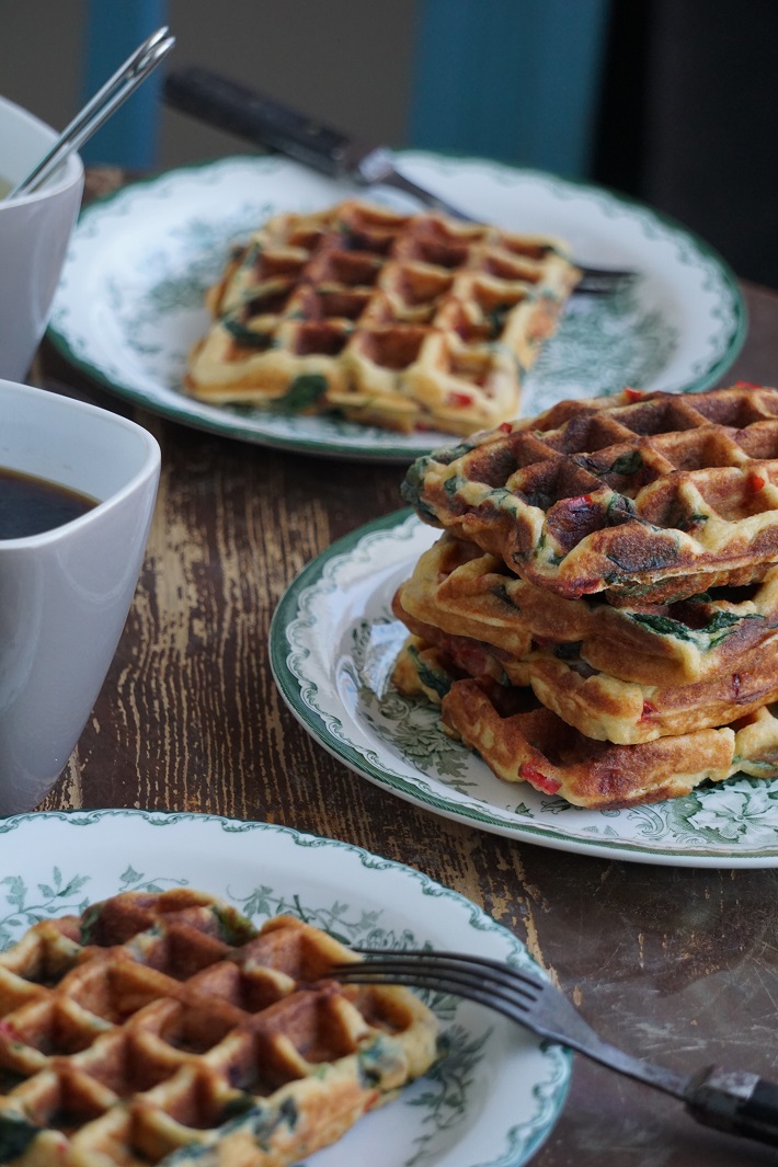 Våfflor framdukade på ett frukostbord