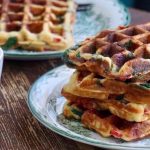Frittatavåfflor staplade i en hög redo för att ätas