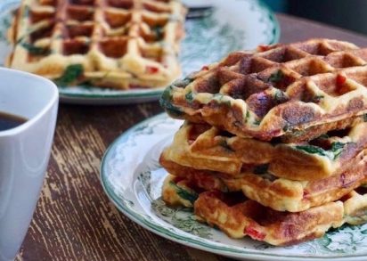 Frittatavåfflor staplade i en hög redo för att ätas