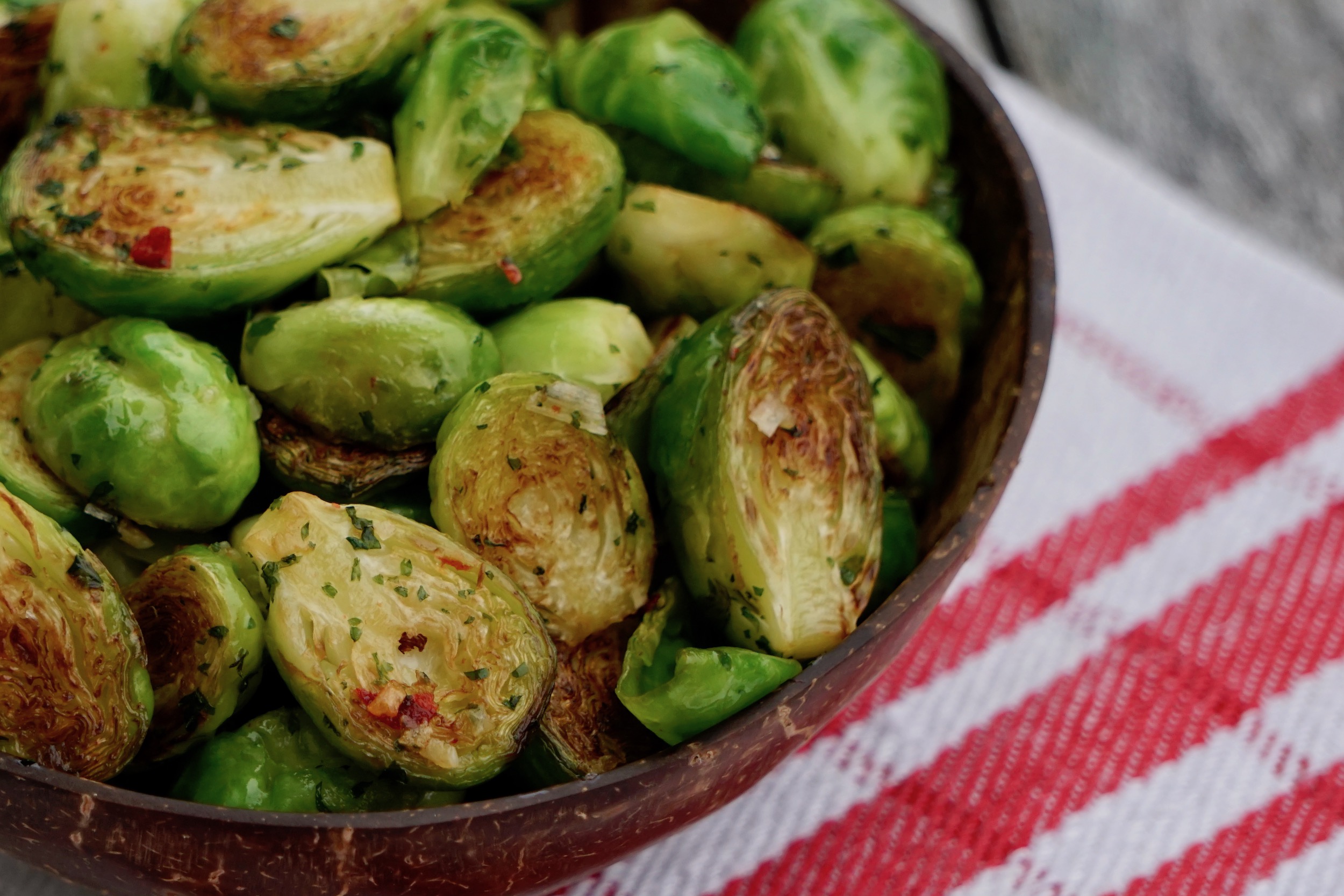 Stekt brysselkål med smak av vitlök och chili