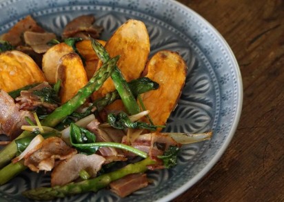 underbar sparrispytt tillsammans med sötpotatis på en tallrik
