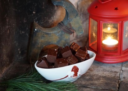 Julig bild på mörk chokladfudge och en liten lyckta