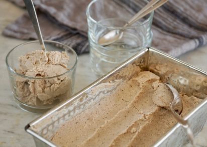 Cashewglass med vanilj som slevas upp från en bunke