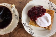 Falsk ostkaka på fat tillsammans med jordgubbssylt och kokosgrädde