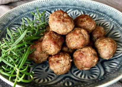 Lammköttbullar på ett fat