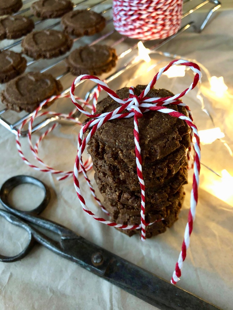 En trave med Pepparkakscookies med snöre runt om