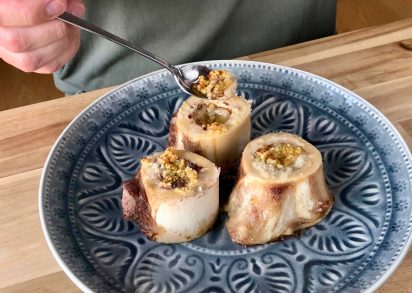 Rostade märgben med vitlök och havssalt