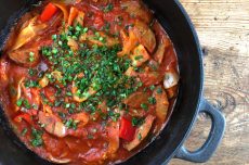 Korvgryta med fänkål och paprika i gjutjärnsgryta