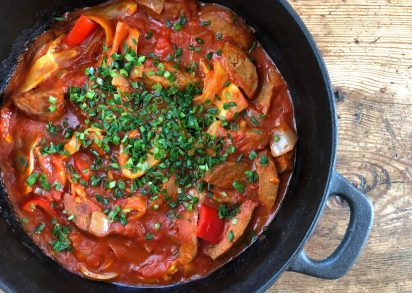 Korvgryta med fänkål och paprika i gjutjärnsgryta