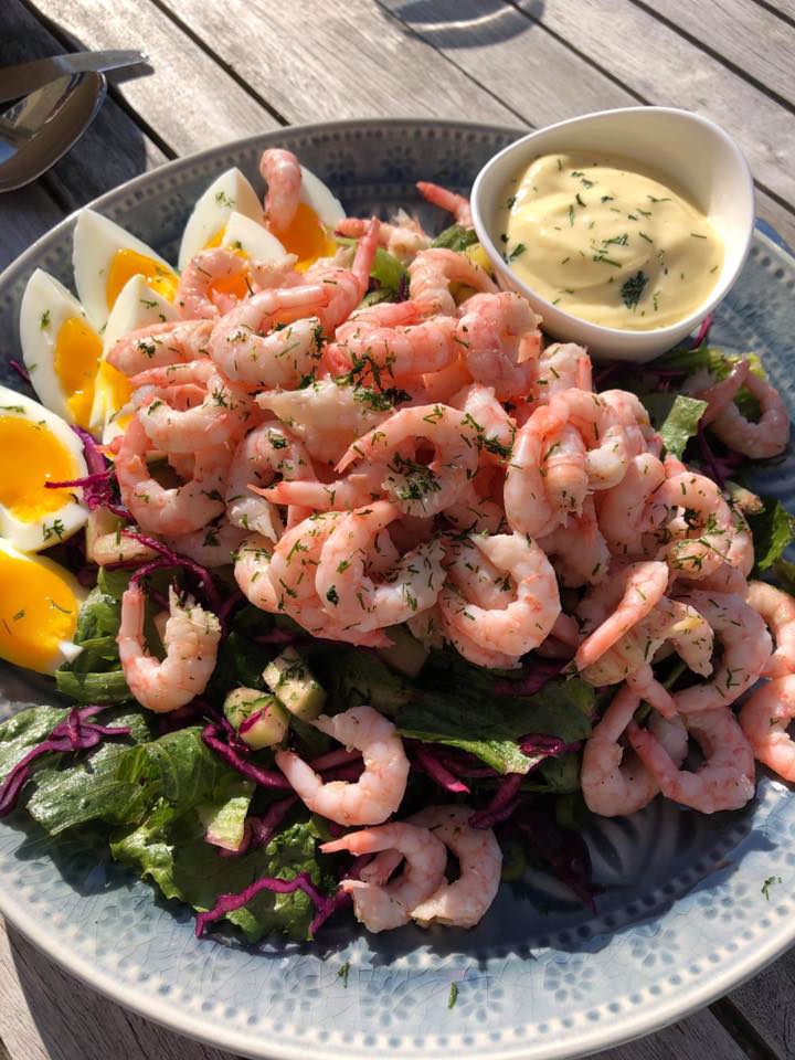 En fräsch och härlig Räksallad tillsammans med en krämig aioli på fat