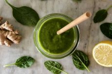 Grön hälsosmoothie i glas