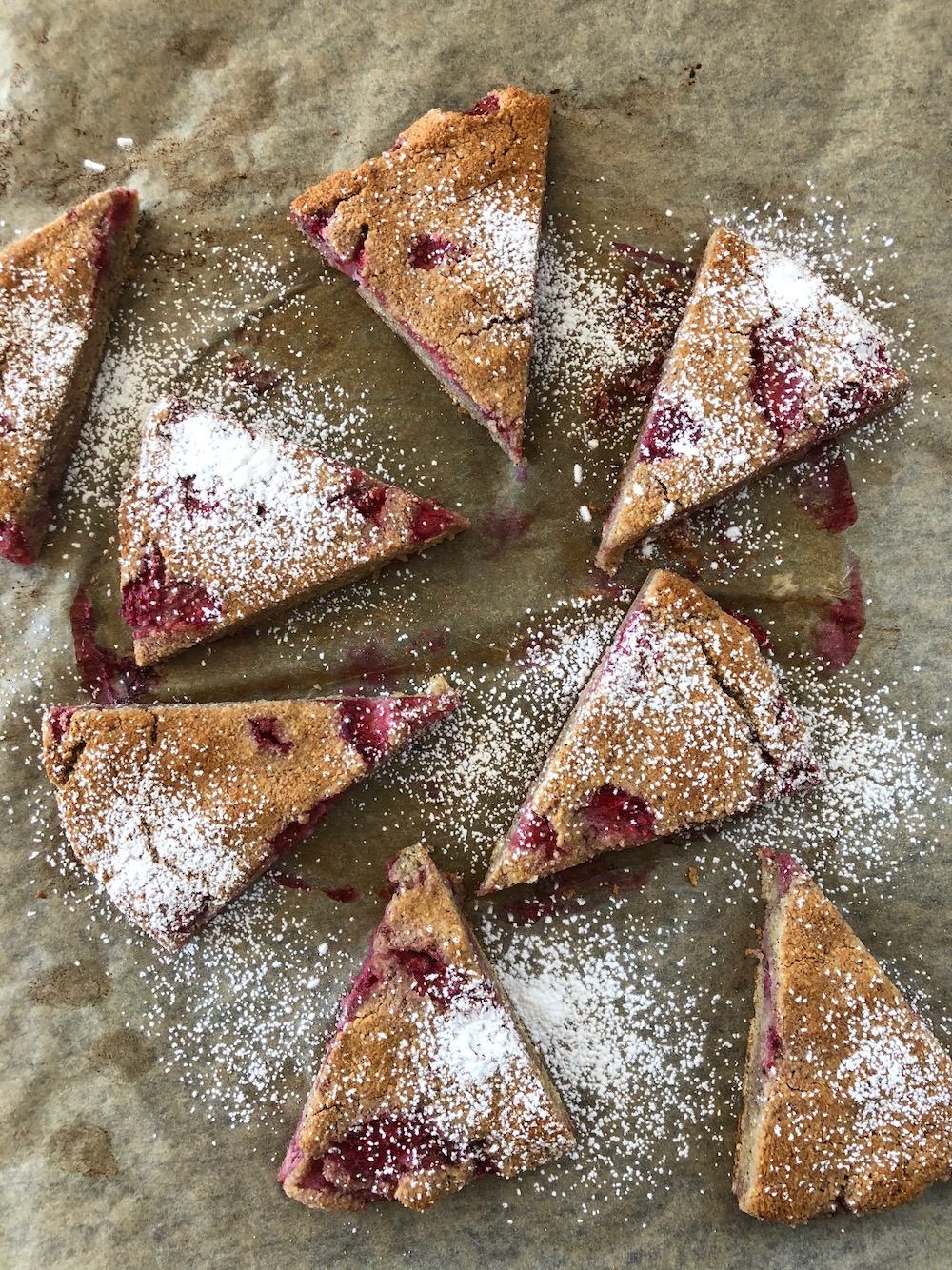 Jordgubbsscones pudrade med tapiokastärkelse på plåt