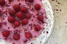 Raw Hallontårta