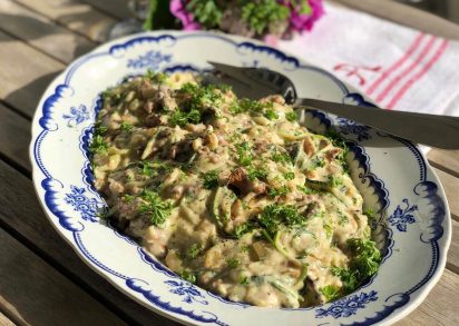 Krämiga zucchininudlar med kantareller