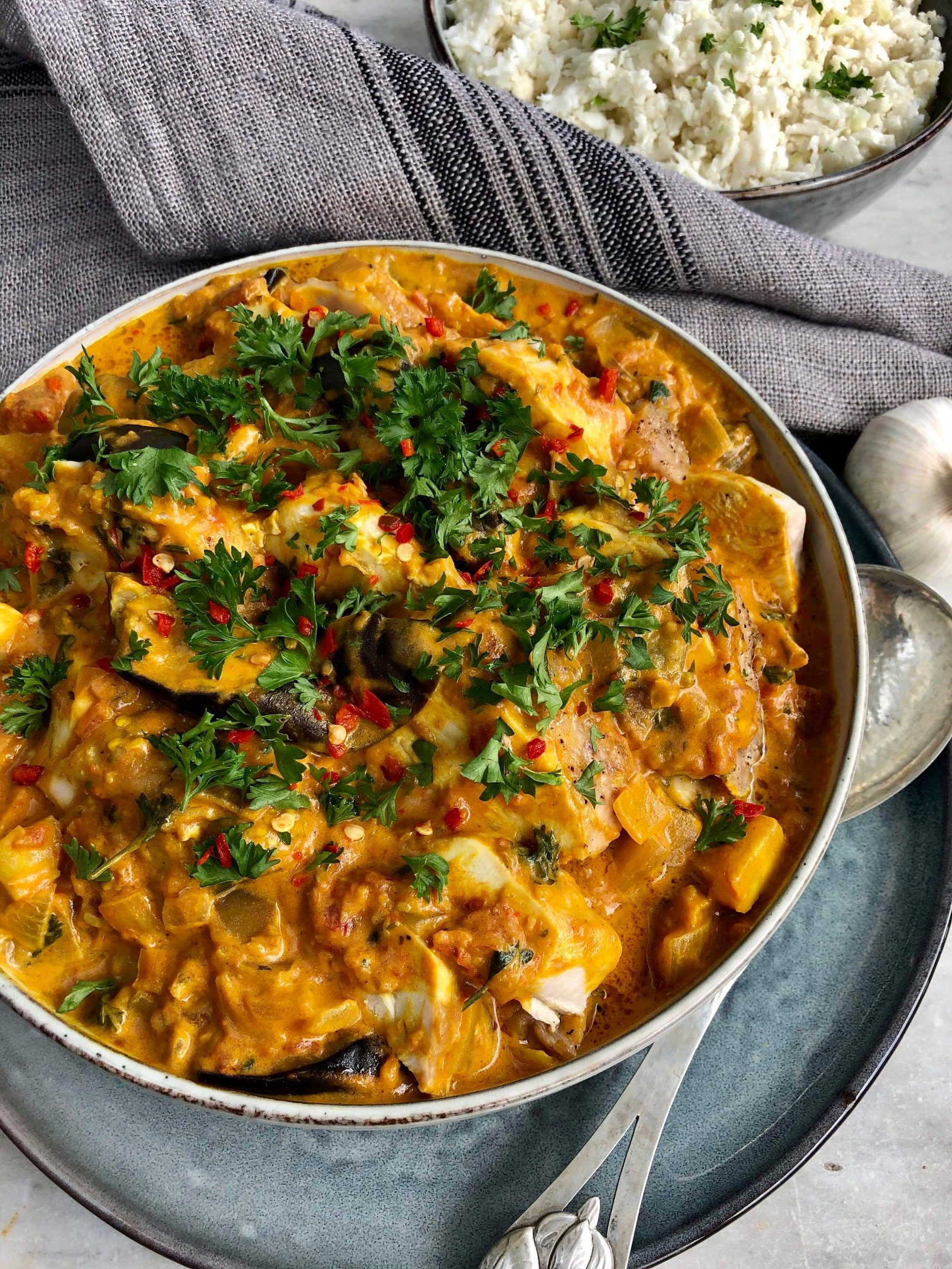 Kycklingcurry med aubergine serverad tillsammans med blomkålsris