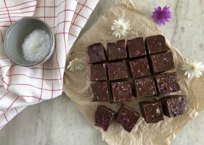 Uppskuren Kollagen fudge på bakplåtspapper med blommor som dekoration