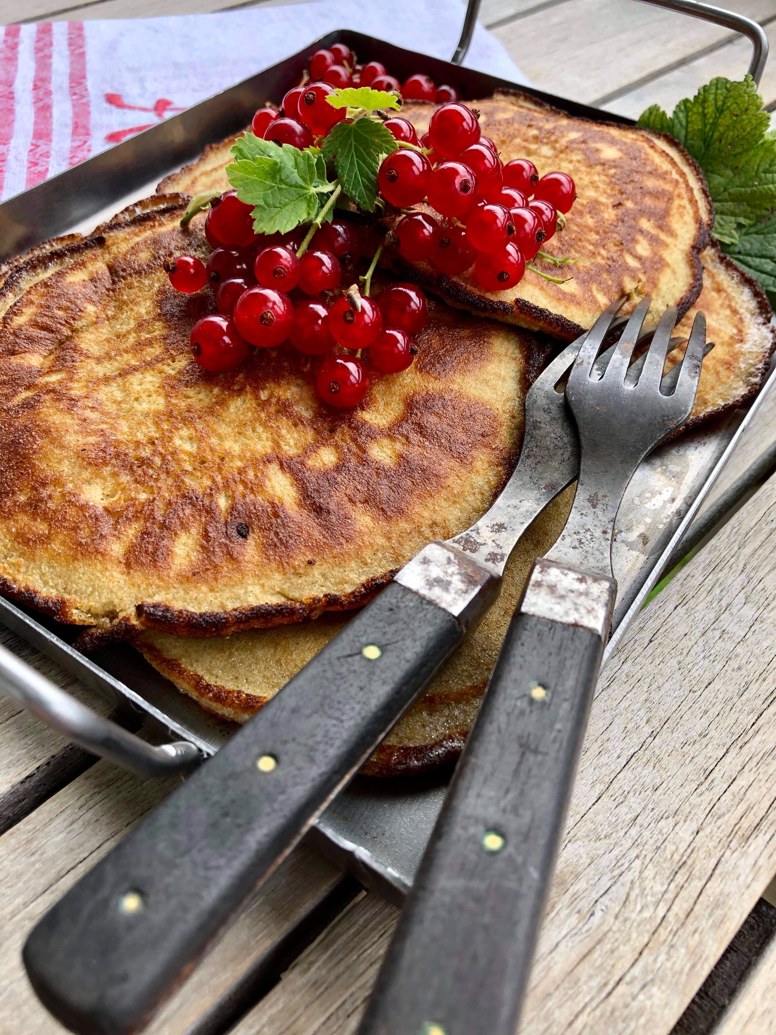 Pannkakor på sötpotatismjöl toppade med röda vinbär