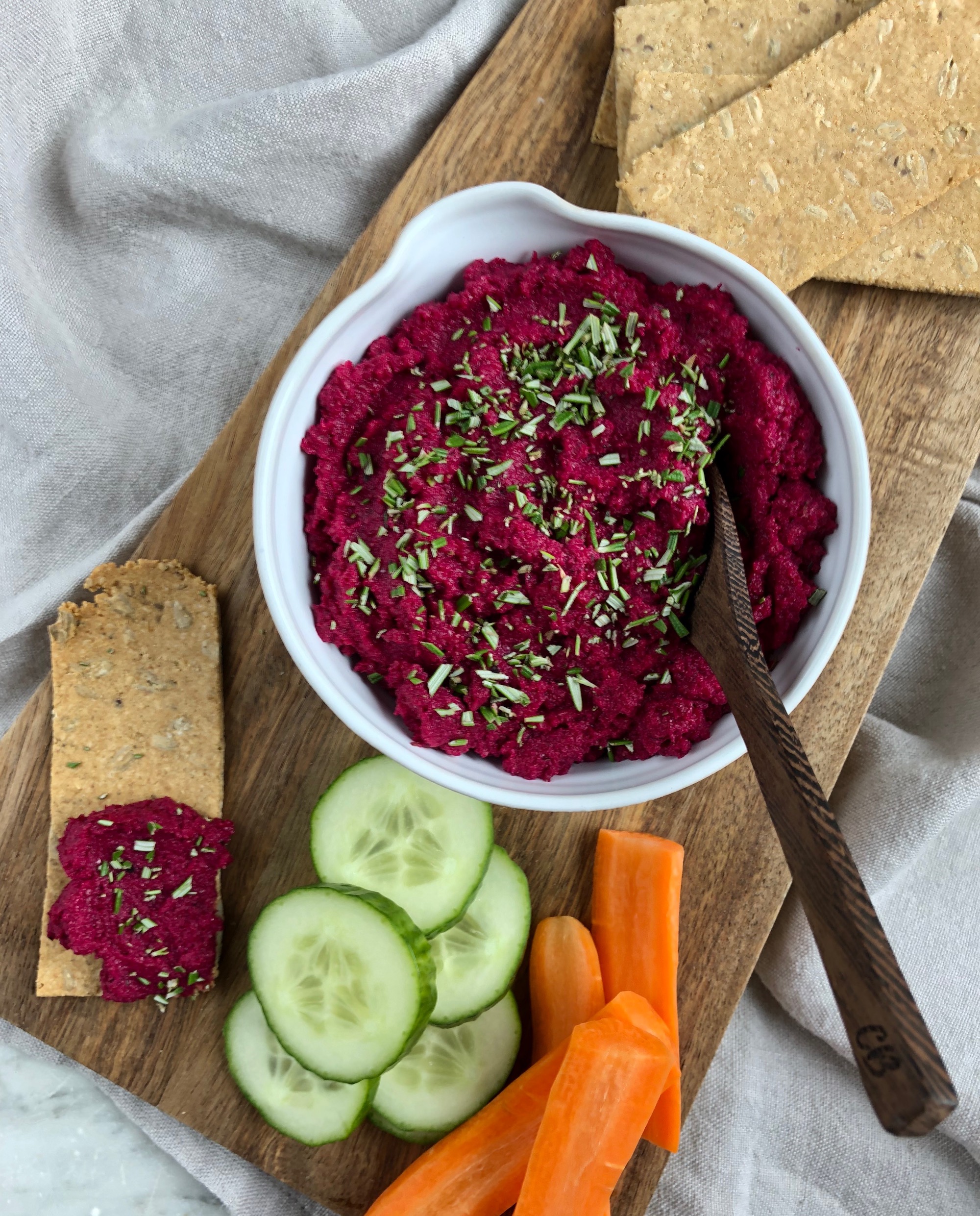 Rostad rödbetsspread serverat med knäckebröd och grönsaker