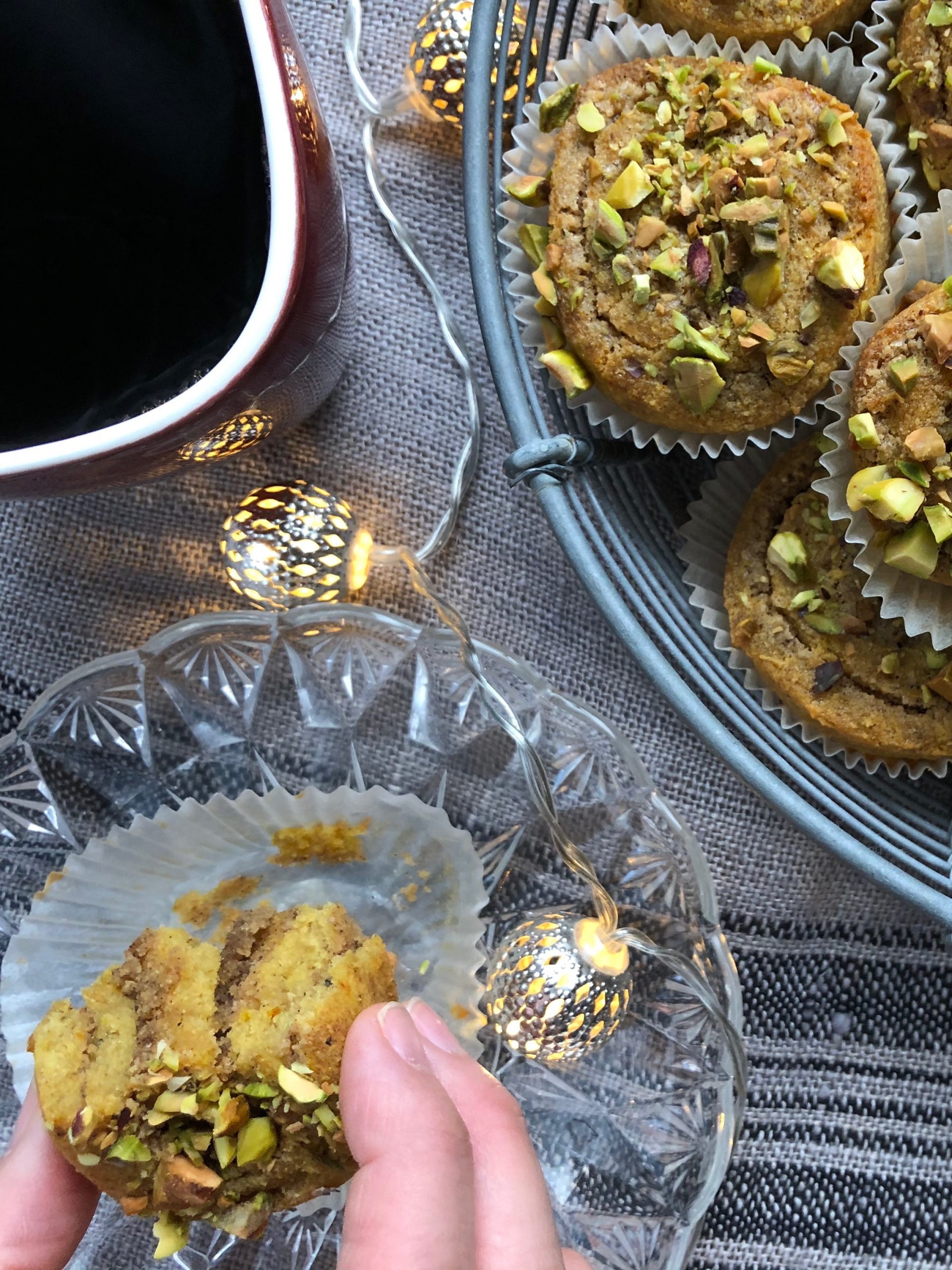 En kopp kaffe och saffransbullar med mandelmassa