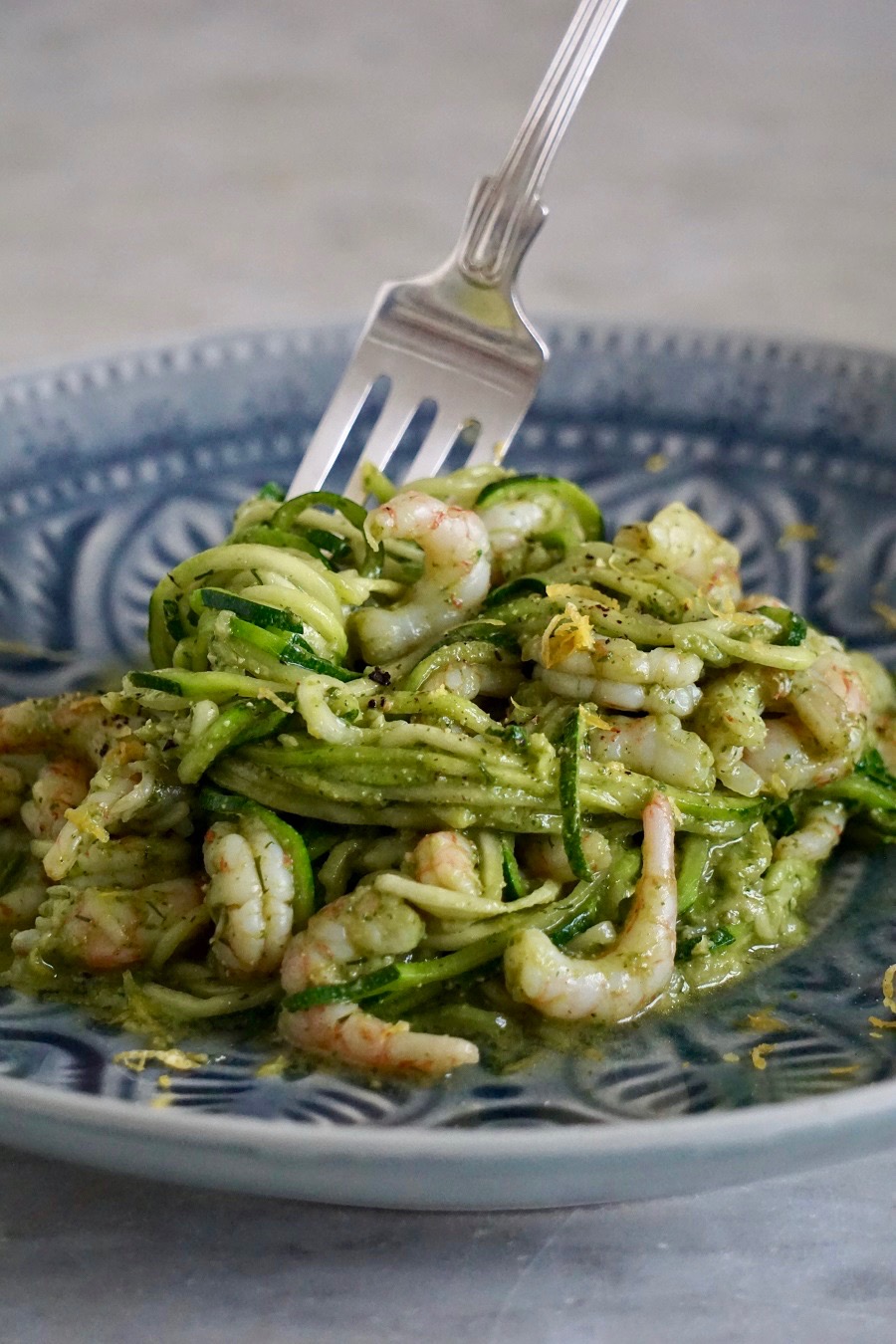 Zucchininudlar med pesto och räkor från kokboken Ren & Naturlig Mat