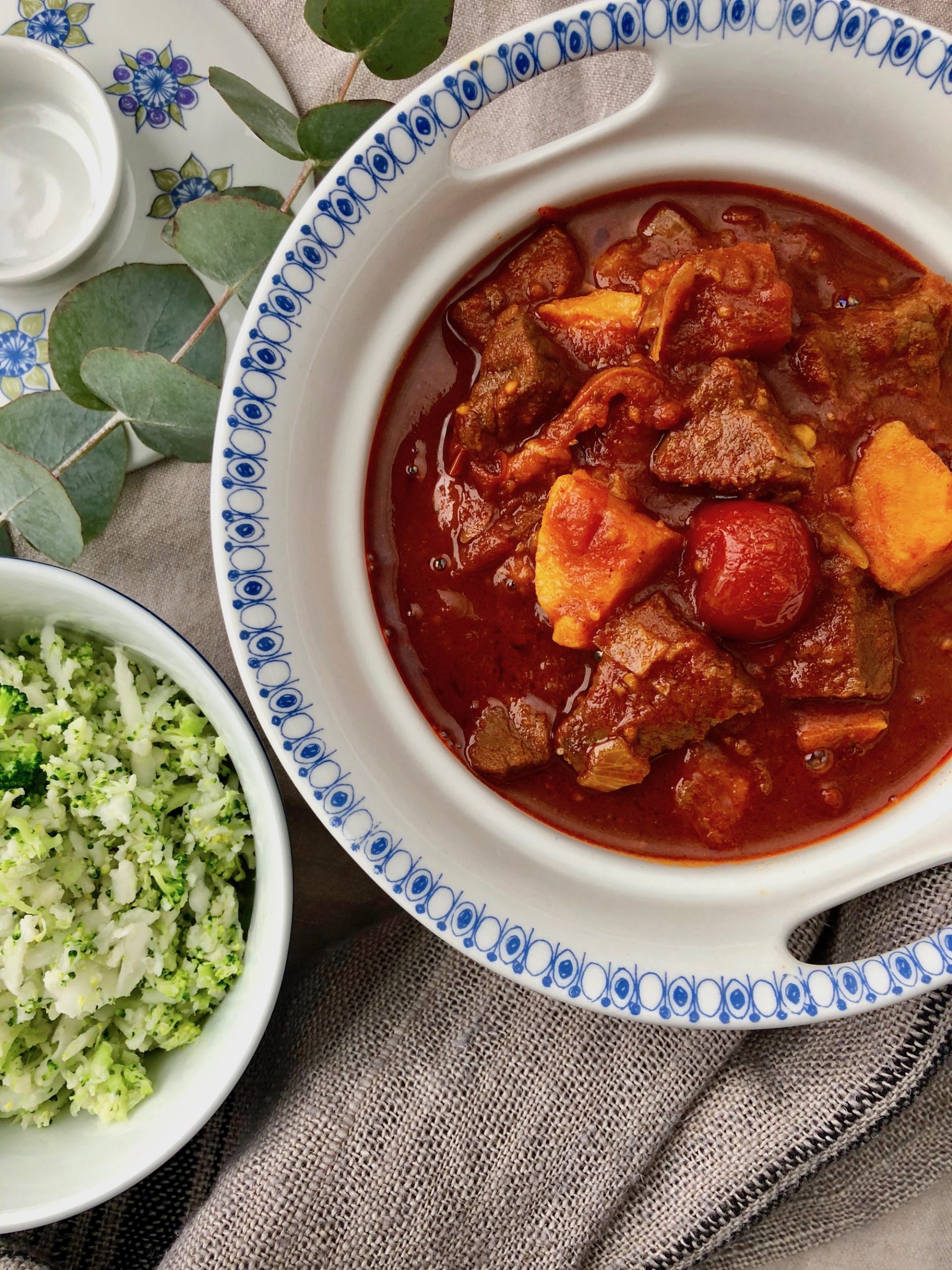 Chiligryta med nötkött och sötpotatis. Ett ljuvligt långkok serverad tillsammans med ett gott blomkålsris