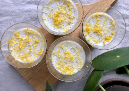 Kokospannacotta serveras i små glas på en bricka