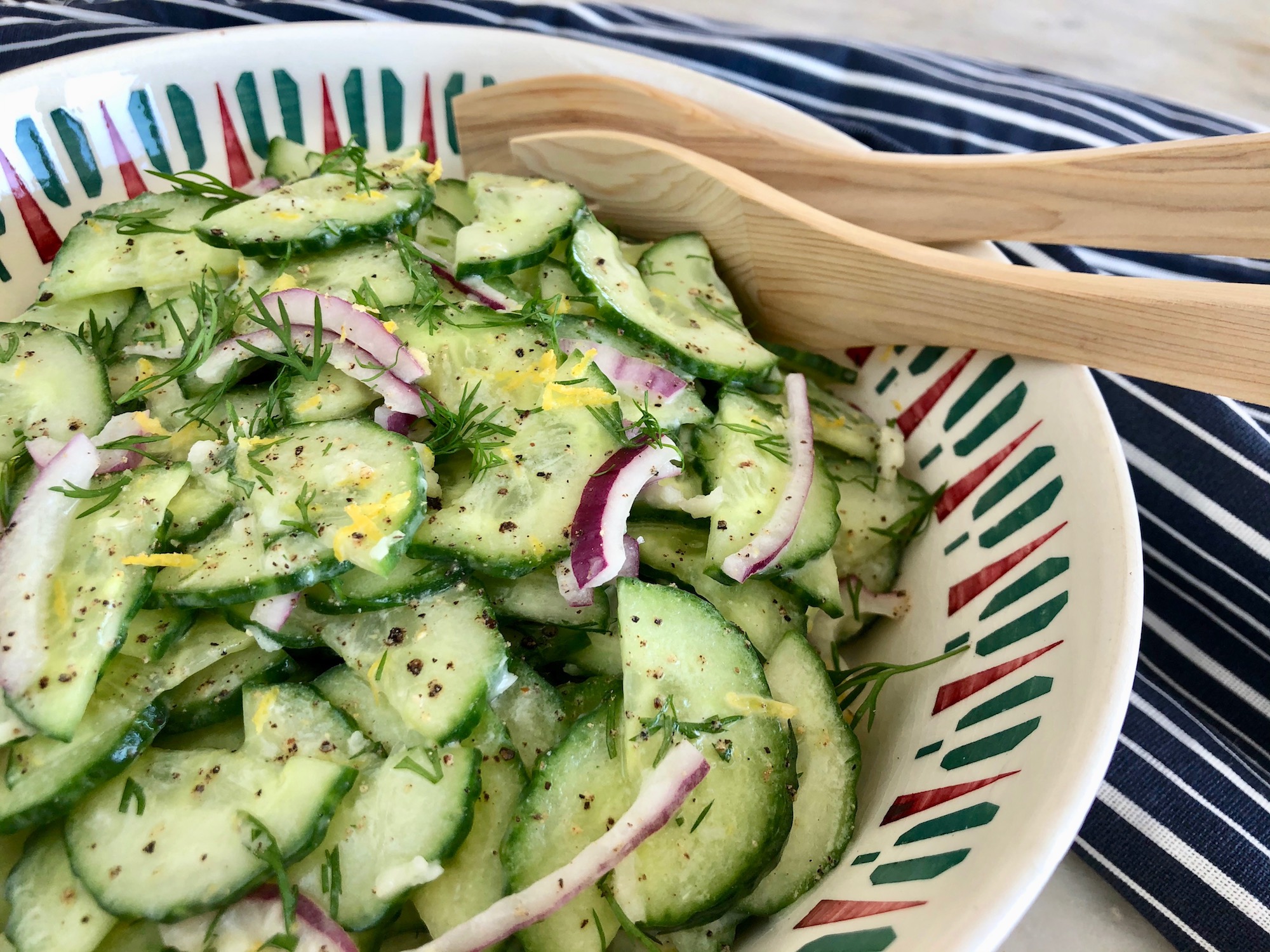 En Fräsch Gurksallad framdukad i en skål redo att avnjutas