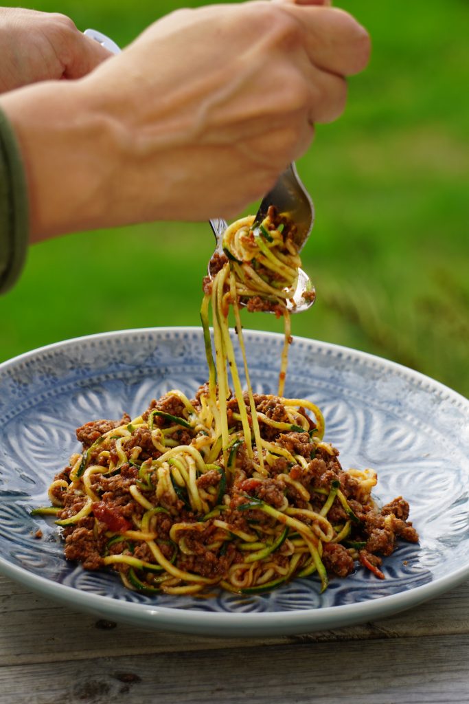 Köttfärssås med zucchinipasta är serverad!