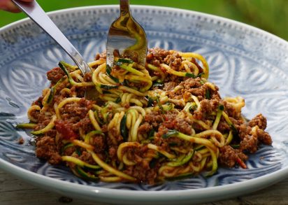 Köttfärssås med zucchinipasta