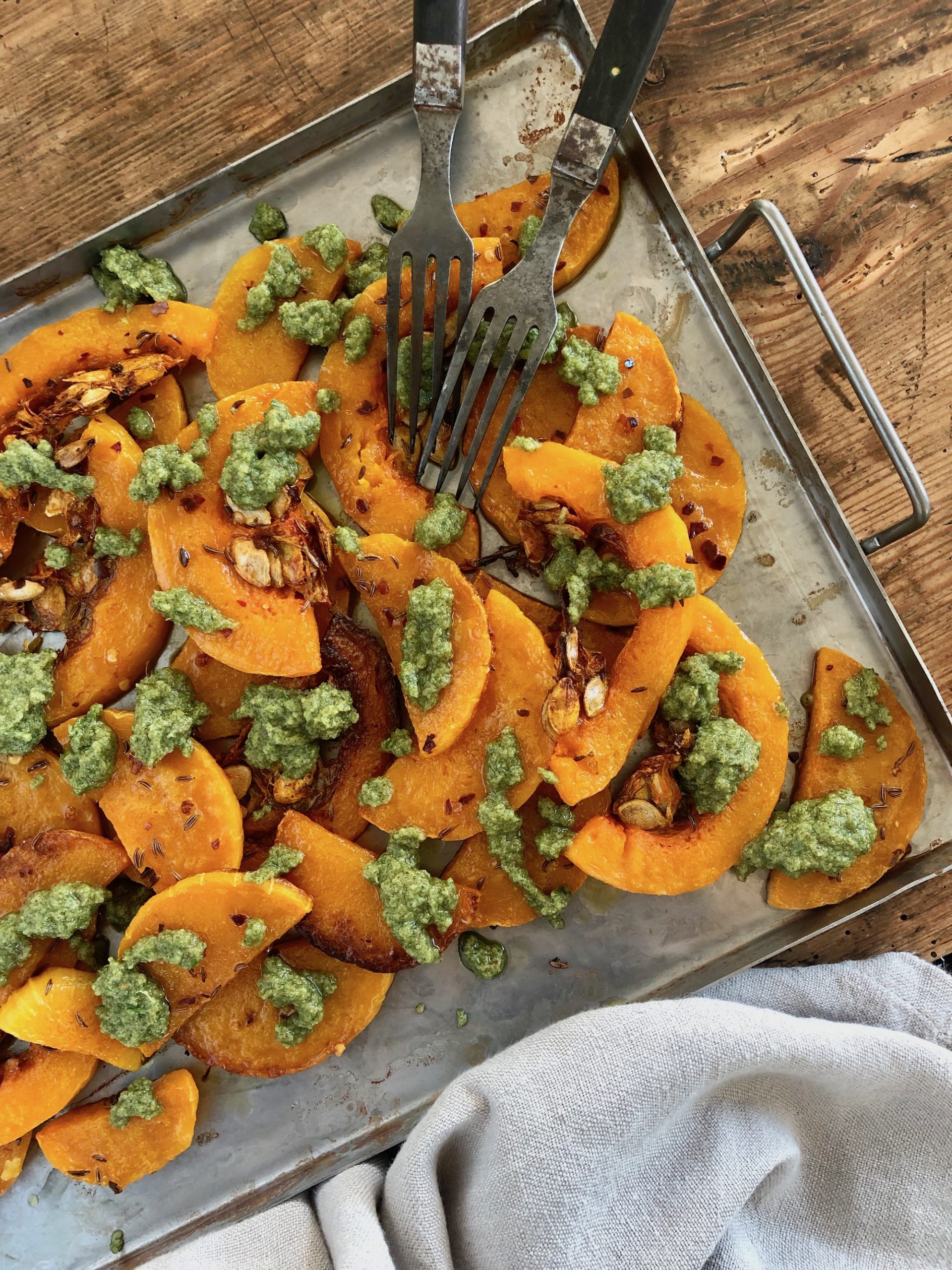 Direkt från ugnen! Ugnsrostad butternut med salvia och rosmarinpesto