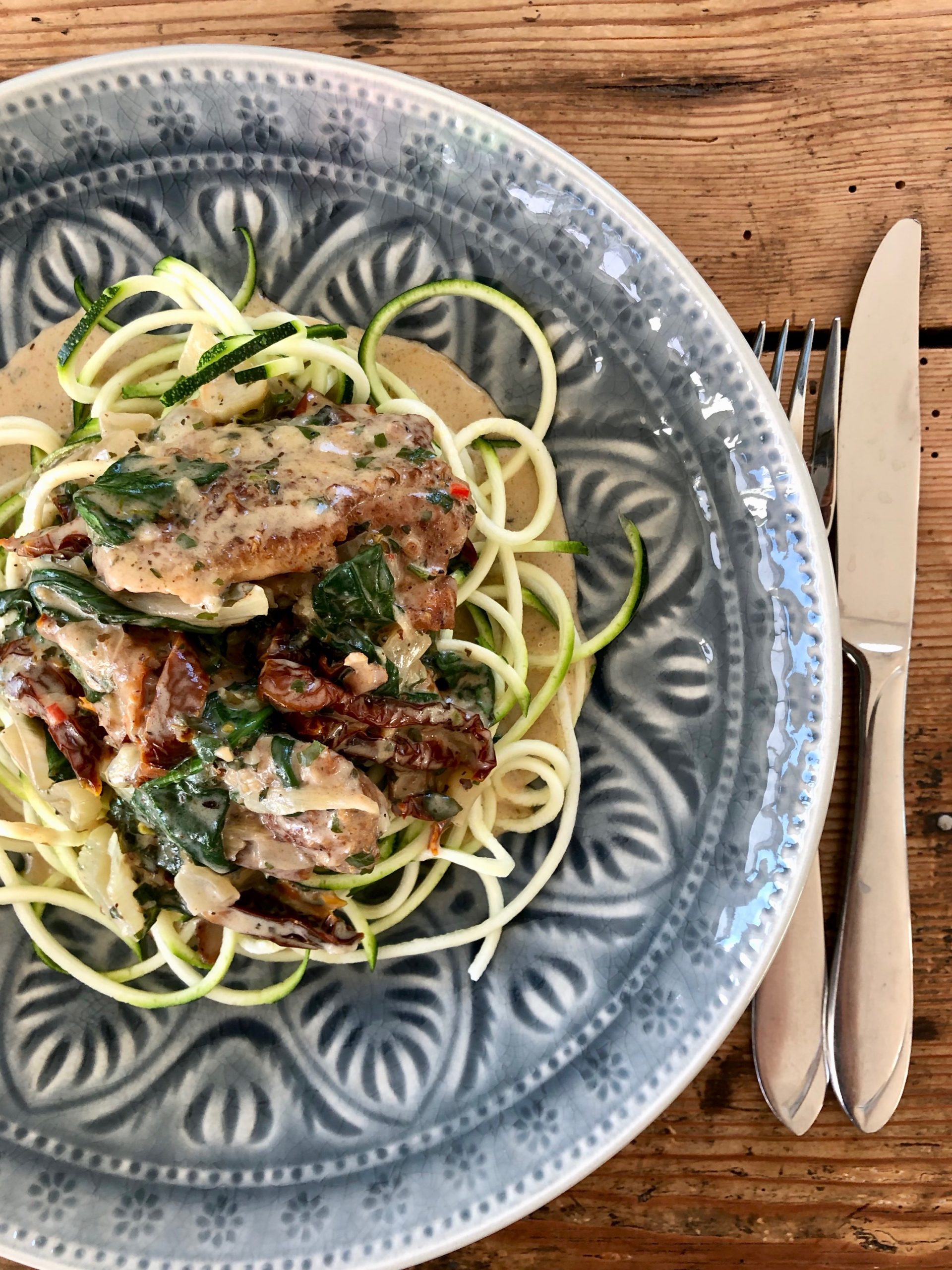 Kycklinggryta med fänkål och soltorkade tomater serverade med zucchininudlar