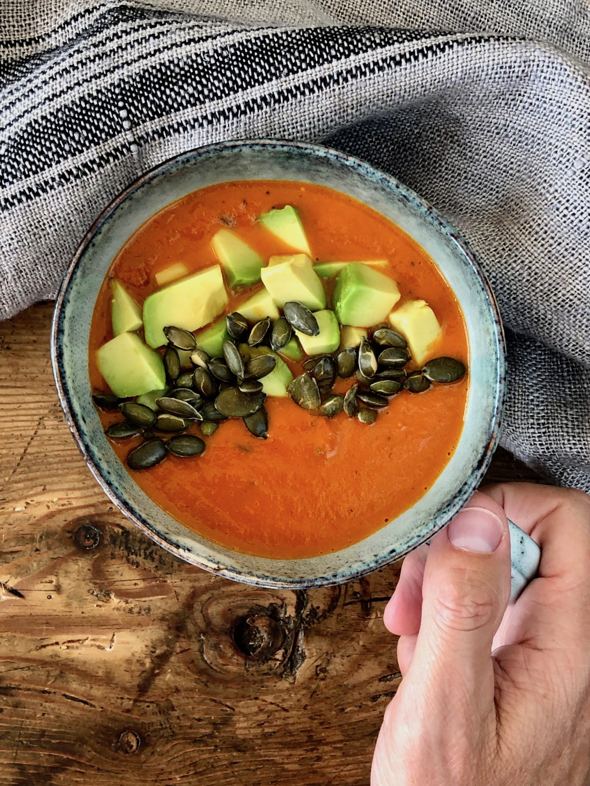 Rostad tomatsoppa serverad i en härlig soppmugg