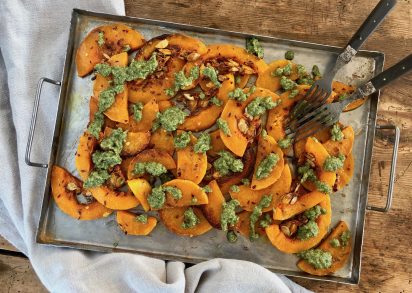 Ugnsrostad butternut med salvia och rosmarinpesto