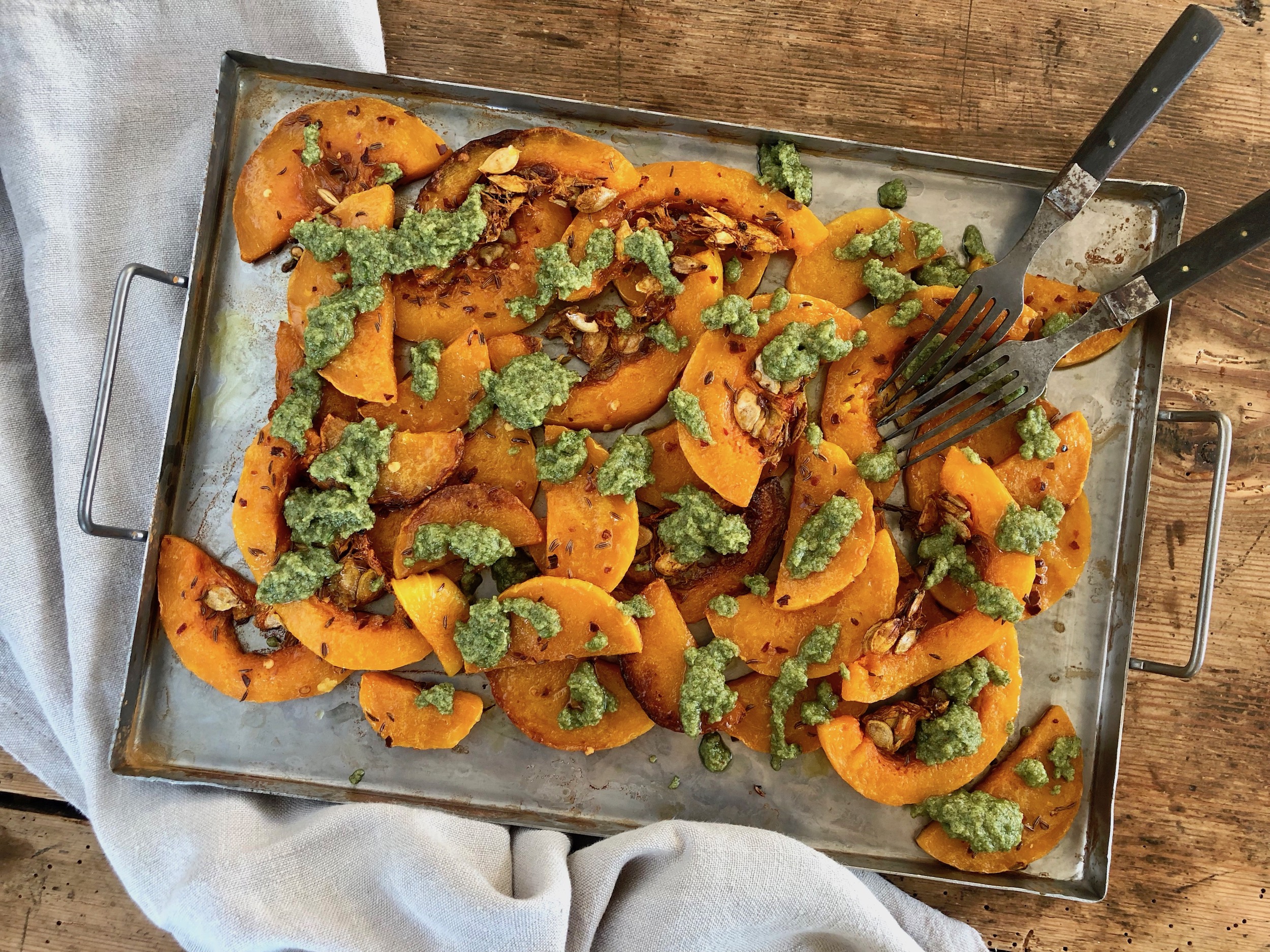 Ugnsrostad butternut med salvia och rosmarinpesto