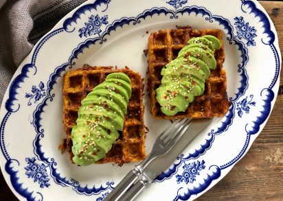 Frukostvåffla med sötpotatis och avokado