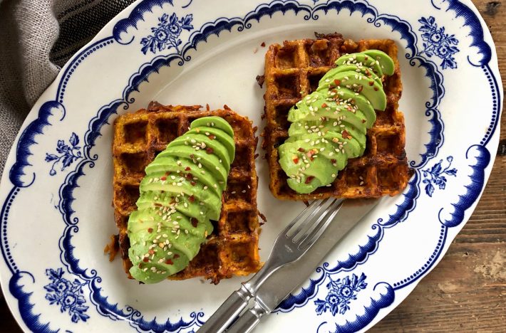 Frukostvåffla med sötpotatis och avokado