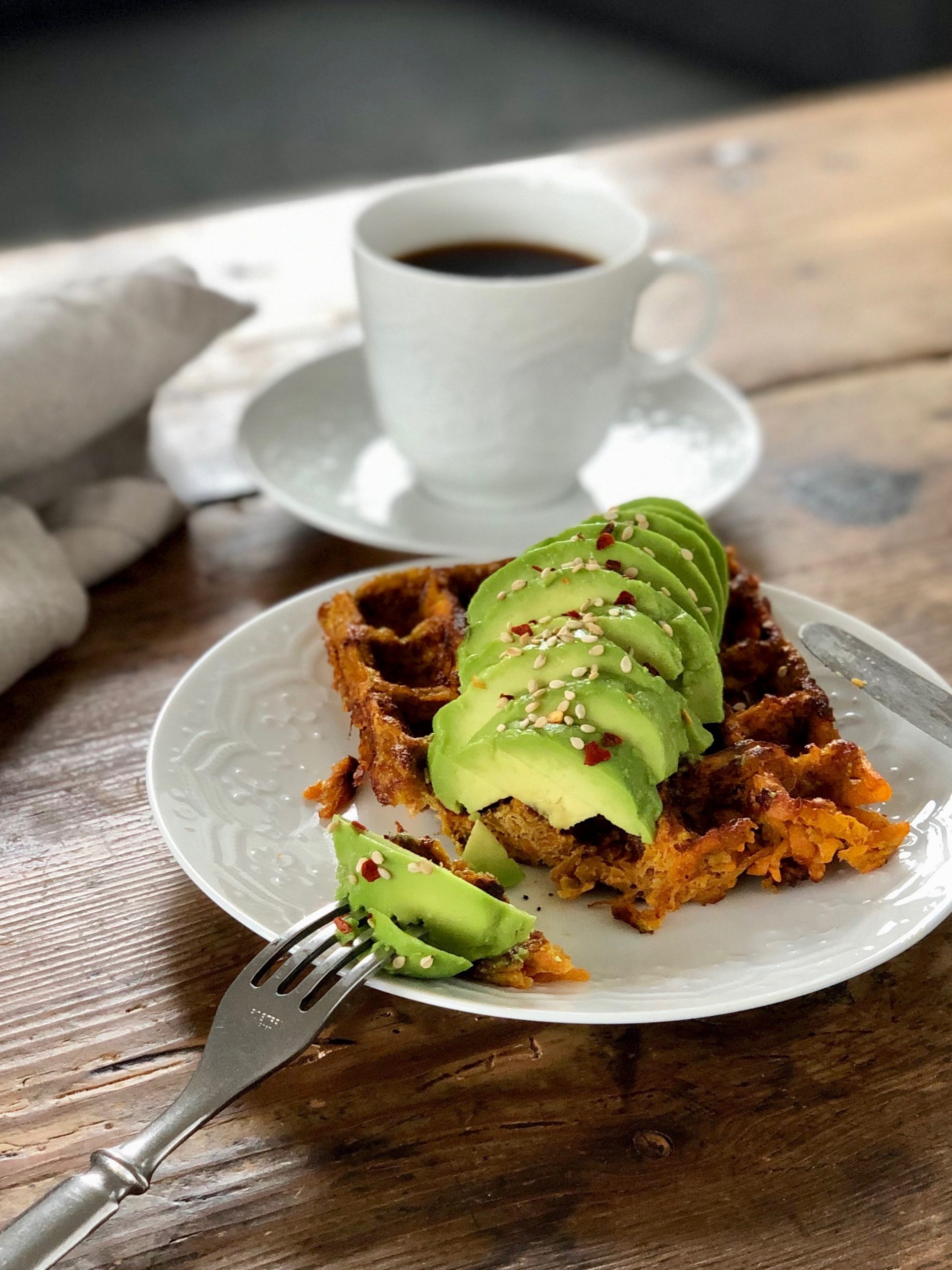 En god och nyttig frukostvåffla med sötpotatis och avokado redo att avnjutas!