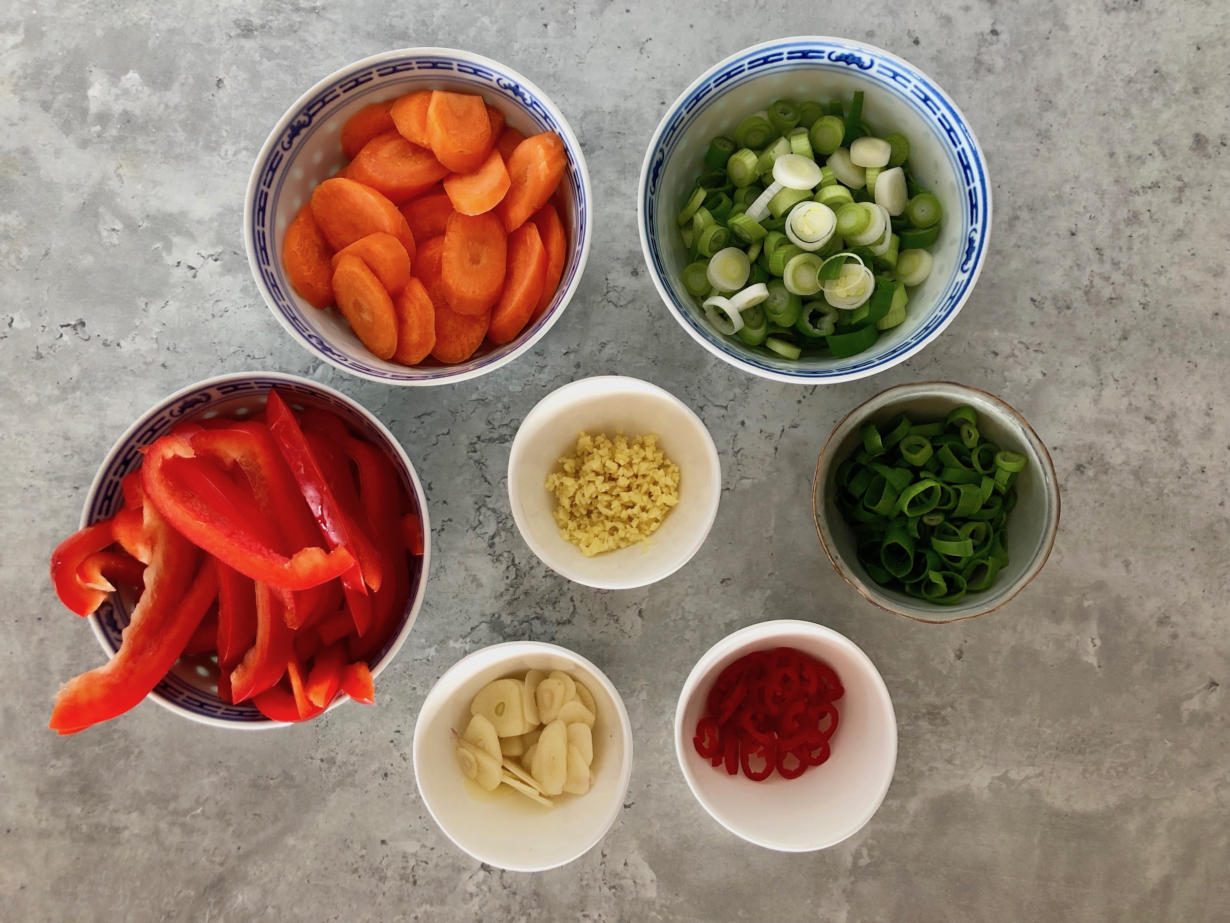 Uppskurna grönsaker redo för wok