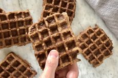 Plockar upp en köttfärsvåffla från bordet